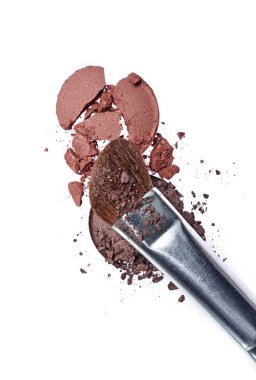 Fırça ve kozmetik ürünü beyaz arka plan üzerinde izole örnek olarak kahverengi ezilmiş göz farı yapmak için yuvarlama