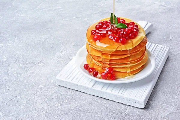 Tasty Breakfast Homemade Pancakes Fresh Cranberry Honey Maple Syrup Gray — Stock Photo, Image