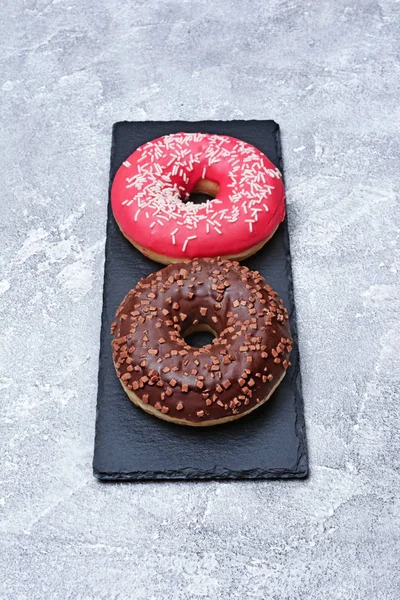 Söt Choklad Och Rosa Glaserade Donuts Med Strössel Skiffer Ombord — Stockfoto