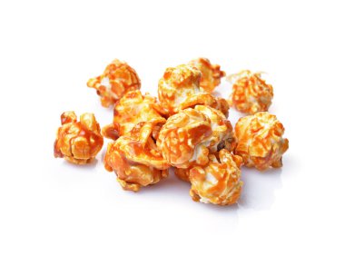 Karamel tadı ve beyaz arka plan üzerinde izole lezzet ile iştah açıcı patlamış mısır yığını