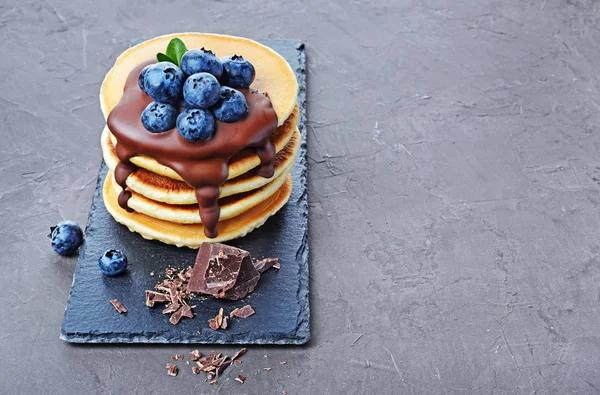 Leckeres Frühstück Hausgemachte Pfannkuchen Mit Frischen Blaubeeren Und Geschmolzener Schokolade — Stockfoto