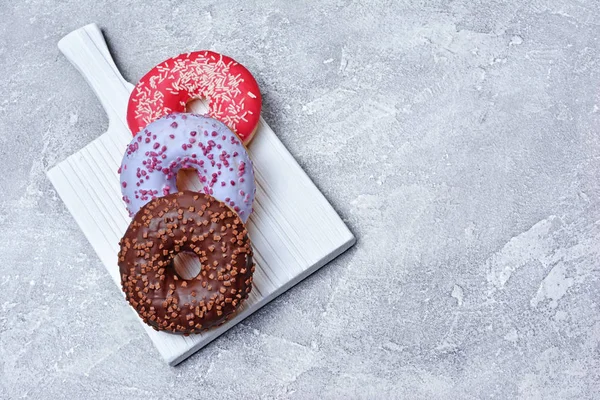 Söt Choklad Lila Och Rosa Glaserade Donuts Med Strössel Vit — Stockfoto