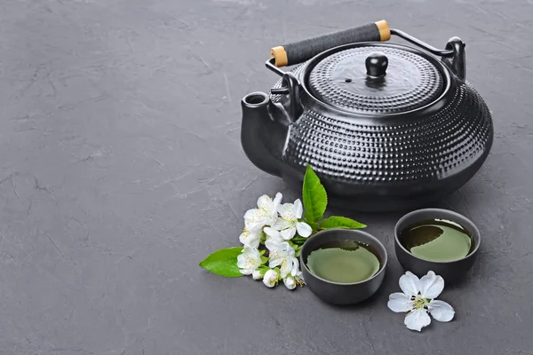 Asijský Černý tradiční konvice a šálky s zelený čaj pro obřad — Stock fotografie