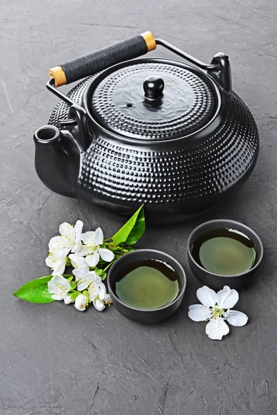 Asijský Černý tradiční konvice a šálky s zelený čaj pro obřad — Stock fotografie