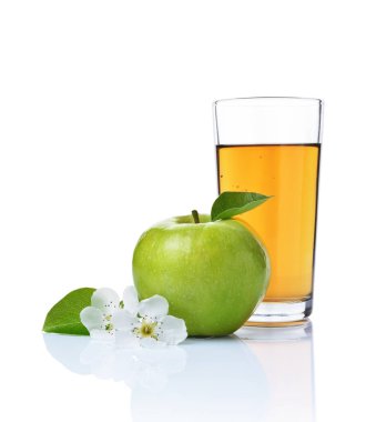 Bardak taze organik meyve suyu ve yaprakları ve bahar çiçekleri ile yeşil elma