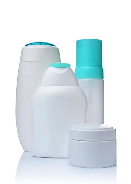 Frasco blanco en blanco, dispensador y botellas de productos cosméticos — Foto de Stock