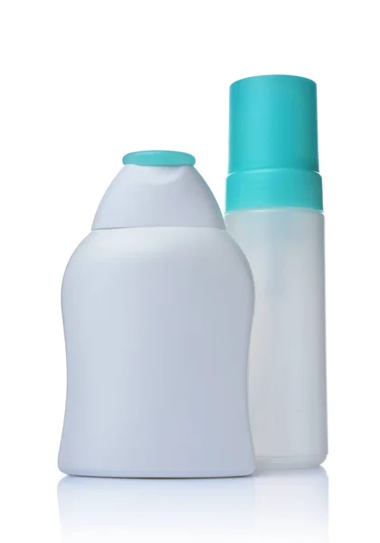 Dispensador de maquetas blanco en blanco y botellas de productos cosméticos con tapas de turquesa — Foto de Stock