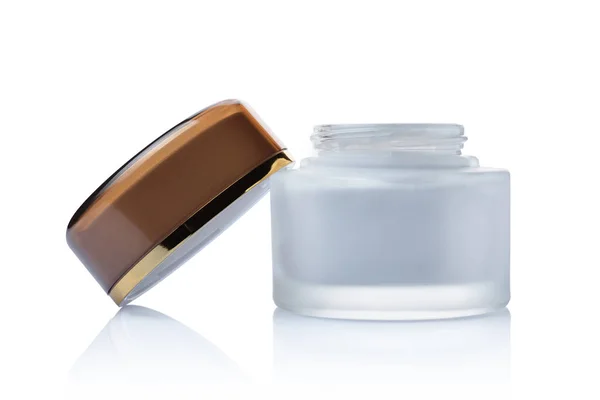 Frasco de mockup branco de vidro aberto de creme facial cosmético com tampa dourada — Fotografia de Stock