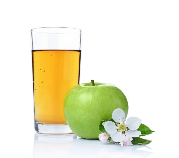 Стакан свежего органического сока и зеленого яблока с листьями и весенними цветами — стоковое фото