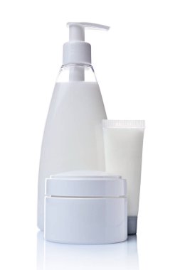 Boş beyaz mockup plastik tüp, dağıtıcı şişe ve kavanoz beyaz arka plan üzerinde izole kozmetik ürünleri