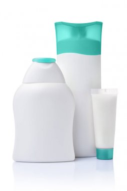 Boş beyaz mockup tüp ve kozmetik ürünleri ile turkuaz kapakları beyaz arka plan üzerinde izole figürlü şişe