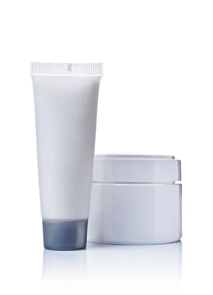 空白の白いモックアップ プラスチック チューブと白い背景に分離された化粧品の Jar ファイル — ストック写真