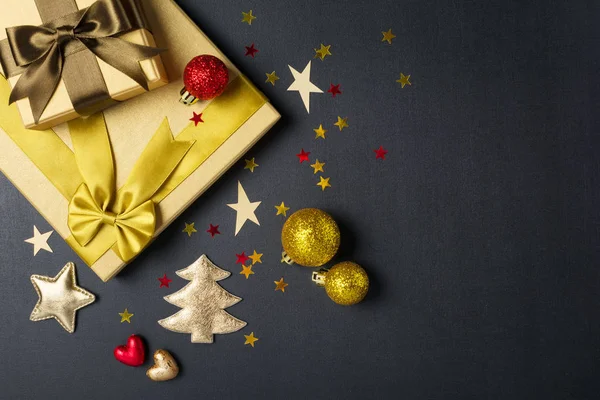 Cajas de regalo de oro con arcos de satén brillante y decoraciones de Navidad — Foto de Stock