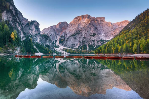 Landscape of beautiful Italian mountain lake Lago di Braies — Stock Photo, Image