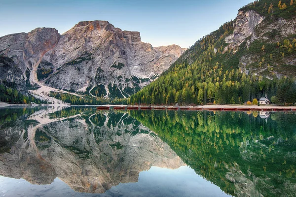 Tájkép gyönyörű olasz hegyi tó Lago di Braies — Stock Fotó