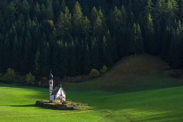 Krajobraz z pięknym kościołem Santa Maddalena w górach Dolomitów — Zdjęcie stockowe