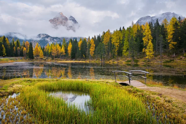 Paisaje del hermoso lago de montaña Antorno — Foto de Stock