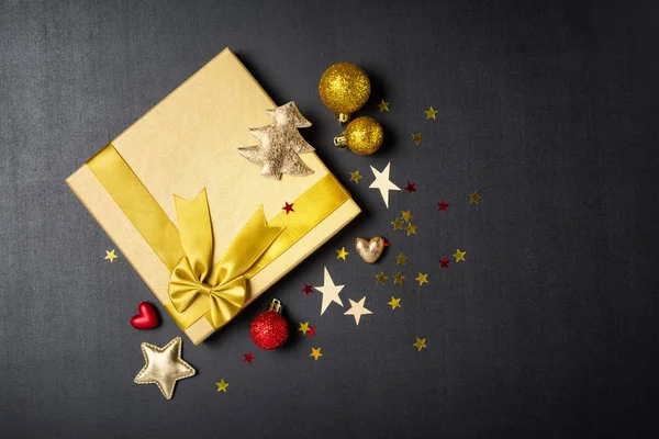 Zlaté dárkové krabice s lesklými saténovými luky a vánoční ozdobou — Stock fotografie