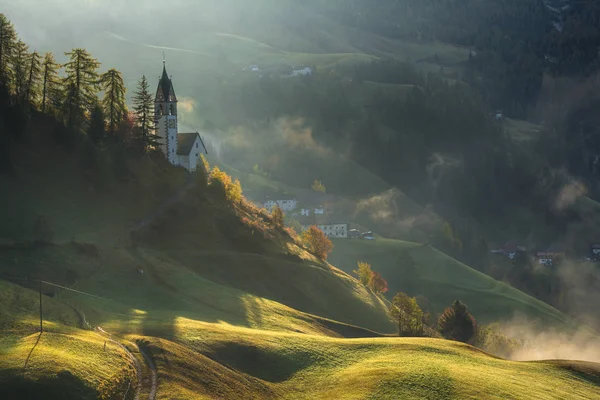 Paisaje de hermoso pueblo con iglesia en las montañas Dolomitas — Foto de Stock