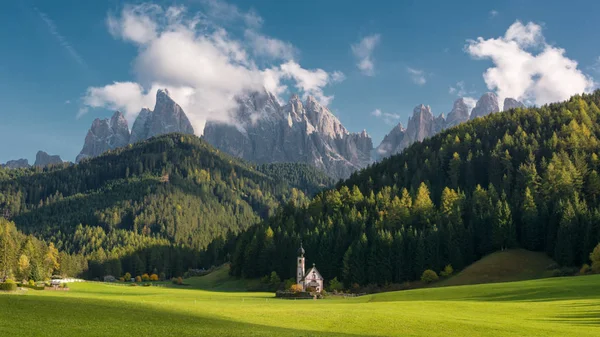 Landschaft mit wunderschöner Santa Maddalena Kirche in den Dolomiten — Stockfoto