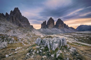 Doğal parktaki pitoresk sonbahar dağlarının manzarası Tre cime di lavaredo