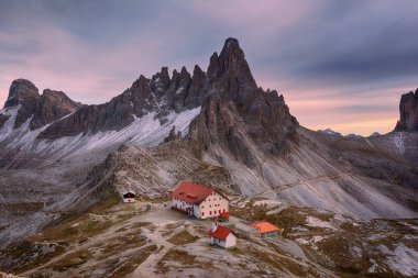 Doğal parktaki pitoresk sonbahar dağlarının manzarası Tre cime di lavaredo