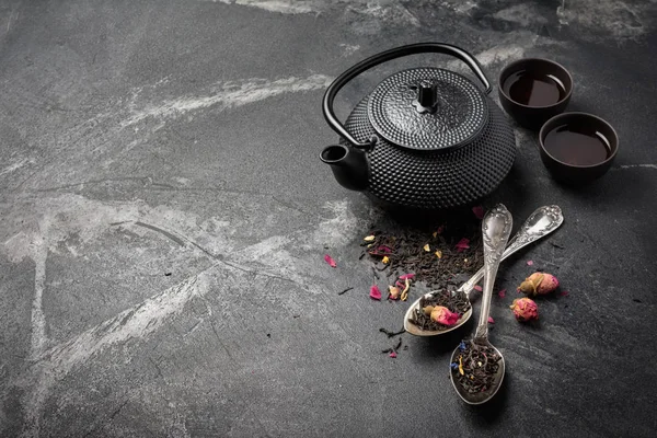 Černé japonské litinové konvice a květinový čaj s růžovými pupeny — Stock fotografie