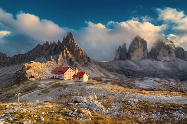 Paisaje de pintorescas montañas otoñales en el parque natural Tre cime di lavaredo —  Fotos de Stock