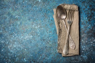 Klasik gümüş çatal ve kaşık.