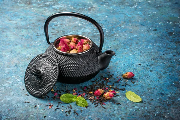 Tetera de hierro fundido japonés negro con té de rosas y menta — Foto de Stock