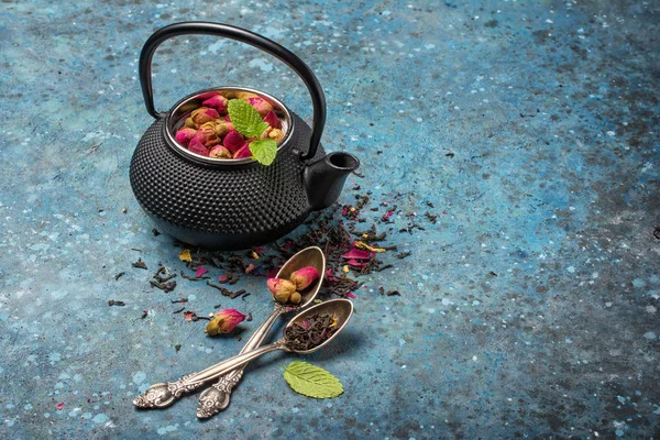 Tetera de hierro fundido japonés negro con té de rosas y menta — Foto de Stock