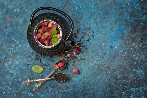 日本黑色铁制茶壶，配有玫瑰茶和薄荷 — 图库照片
