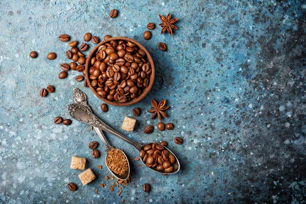 Geroosterde koffiebonen met rietsuiker voor de ochtenddrank — Stockfoto