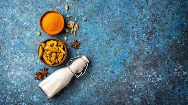 Ingredienser för hälsosam dryck av guldgurkmeja med kryddor — Stockfoto