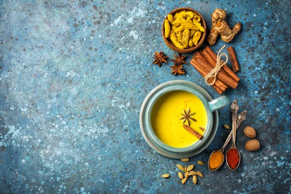 Friska drycker av guldgurkmeja med kryddor — Stockfoto