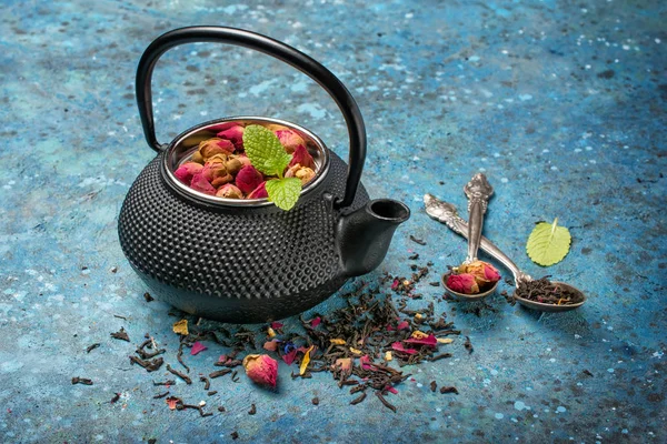 Tetera de hierro fundido japonés negro con té de rosas y menta —  Fotos de Stock