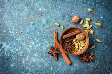 Sıcak şarap ve masala çayı için kış baharatları.