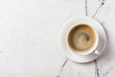 Sabah kahvesi beyaz fincanda.