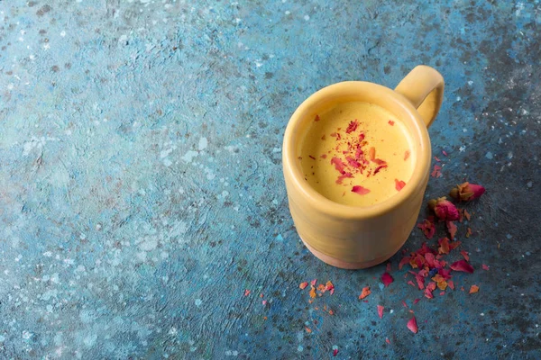 Bebida saludable de leche de cúrcuma dorada con rosas secas —  Fotos de Stock