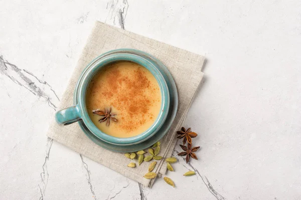 Gezond drinken van masala thee met kruiden — Stockfoto