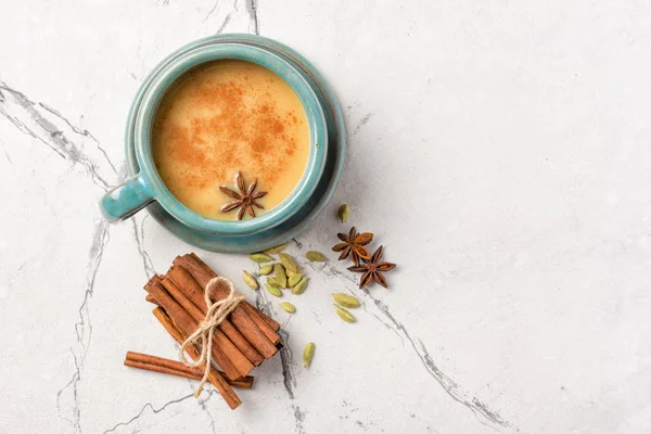 Gezond drinken van masala thee met kruiden — Stockfoto