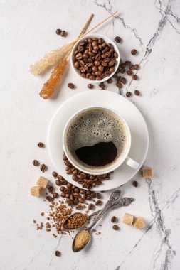 Sabah sade kahve, beyaz bardakta şeker.