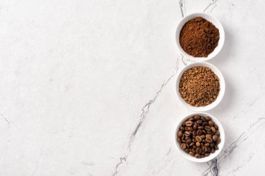 Sabah espresso için kavrulmuş fasulye ve kahve.