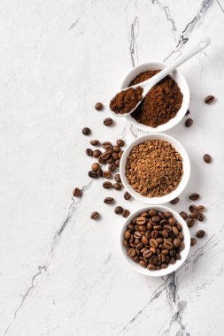 Sabah espresso için kavrulmuş fasulye ve kahve.