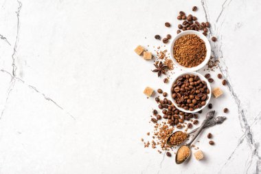 Sabah espresso için kavrulmuş fasulye ve şekerli granüle kahve.