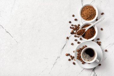 Sabah kahvesi beyaz fincanda.