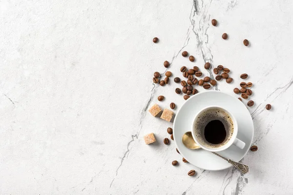 Ochtend zwarte koffie met suiker in witte kop — Stockfoto