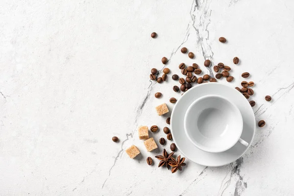 Lege witte beker voor 's morgens zwarte koffie met suiker — Stockfoto