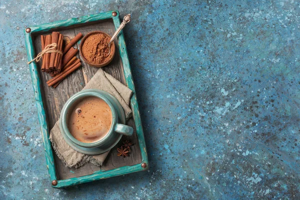 Bebida sabrosa del cacao con las especias en la taza grande acogedora —  Fotos de Stock