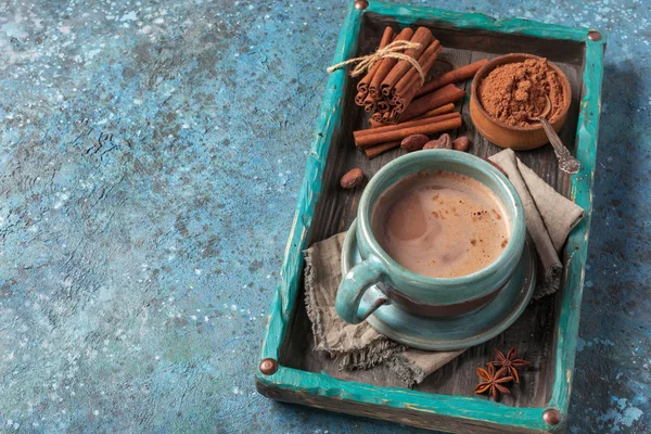 Lekkere cacao drank met specerijen in grote gezellige beker — Stockfoto